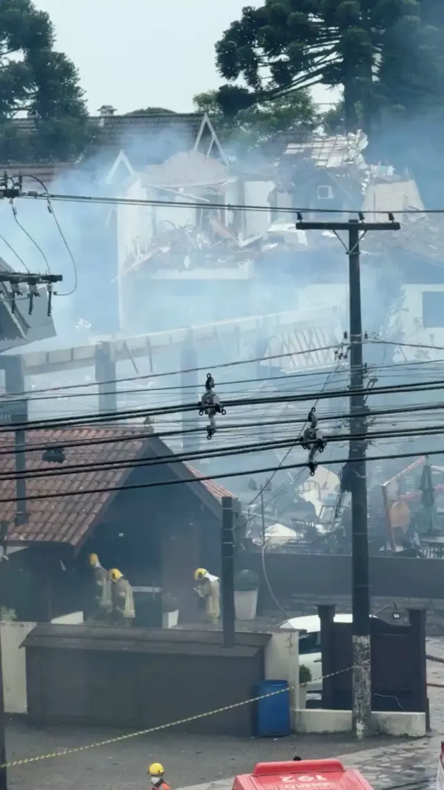 Imagem mostra fumaça e profissionais de resgate no centro da cidade de Gramado, onde um avião caiu