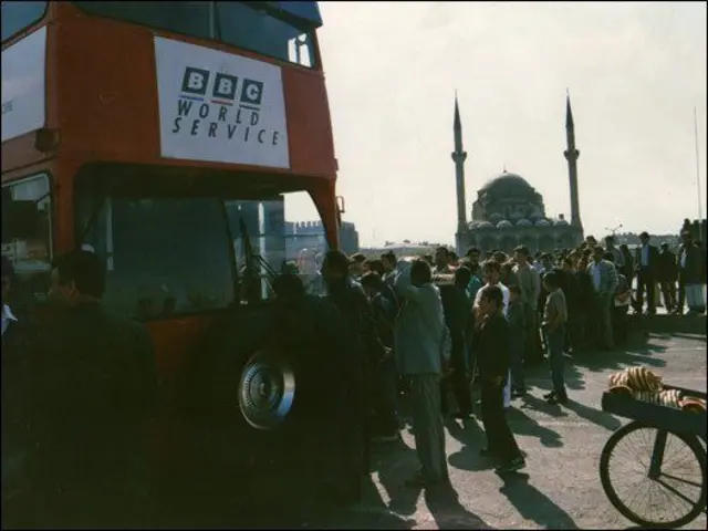 Türkiye'yi dolaşan BBC Dünya Servisi otobüsünün önünde uzun bir kuyruk oluşmuştu. Otobüs, gittiği tüm şehirlerde büyük bir ilgi ile karşılanıyordu.

