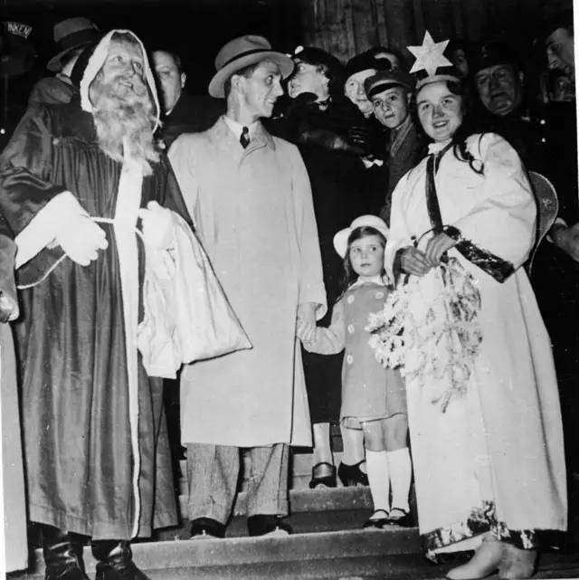 Joseph Goebbels ao lado da esposa e de um homem vestido de Papai Noel