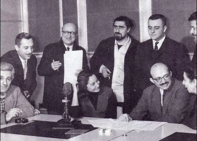 1963 yılından bir toplu fotoğraf. Soldan sağa, ayaktakiler: Halit Kıvanç, Mehmet Refiğ, Can Yücel, Ömer Umar, İzgan Baz. Oturanlar: Feyyaz Fergar (Kayacan), Leyla Umar, Dr. Andrew Mango, Mübeccel Argun.