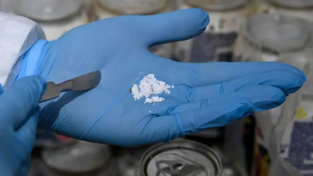 Cocaína confiscada pela polícia portuguesa em latas de suco