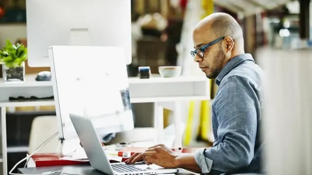 homem trabalhando em frente ao notebook