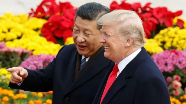 Xi e Trump em Pequim em 2017, com jardim florido ao fundo.