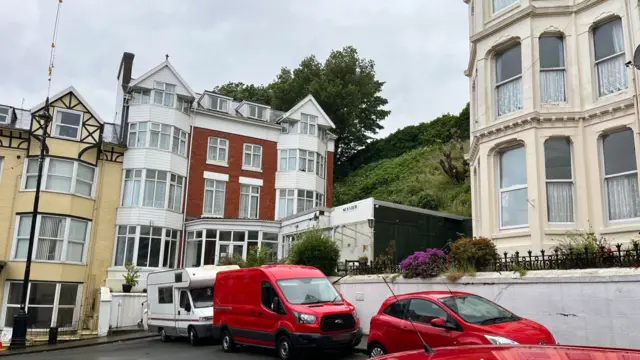 A fachada vermelha e branca do Hotel Seaview, em Douglas, na Ilha de Man.