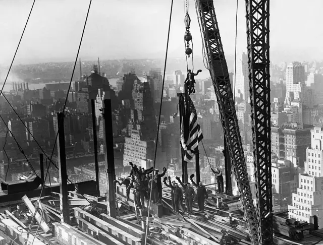 Operários construindo um arranha-céu em Manhattan