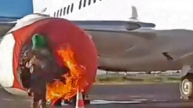 Un individu armé met le feu à un avion à l'aéroport international lors d'une attaque d'insurgés à Bamako, au Mali, le 17 septembre 2024, dans cette capture d'écran obtenue à partir d'une vidéo sur les médias sociaux.