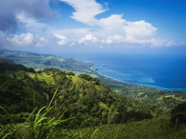 A ilha de Ataúro, vista do alto e coberta de verde.