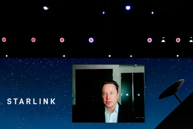 Tela com imagem de Musk e logo da Starlink