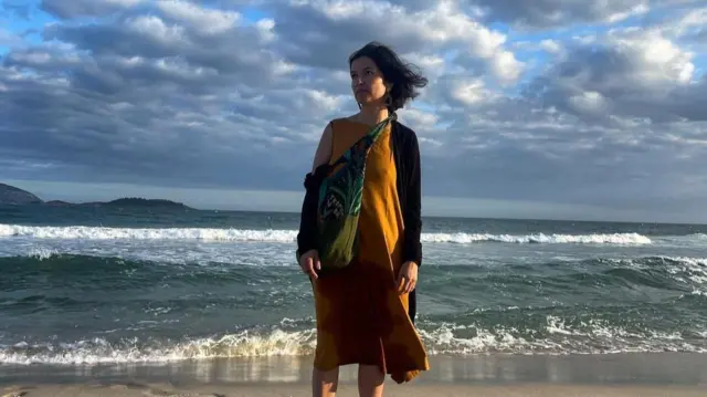 Tatiana Andia em frente ao mar