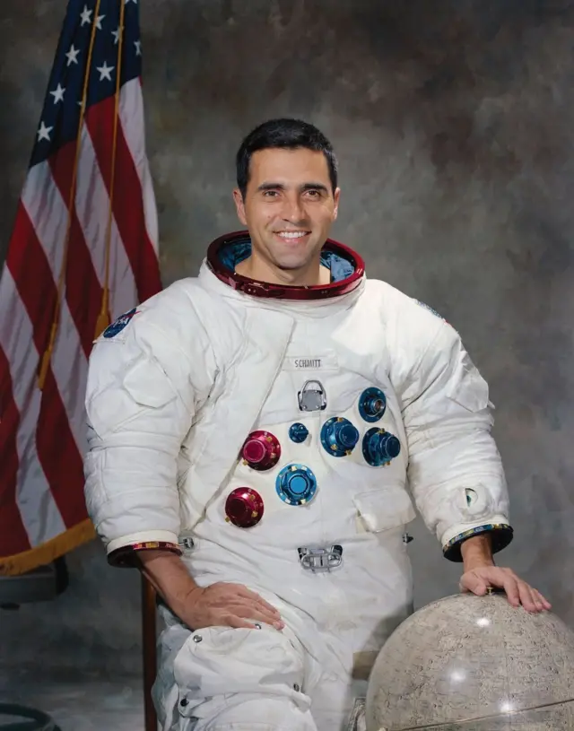 Harrison Schmitt com seu traje de astronauta