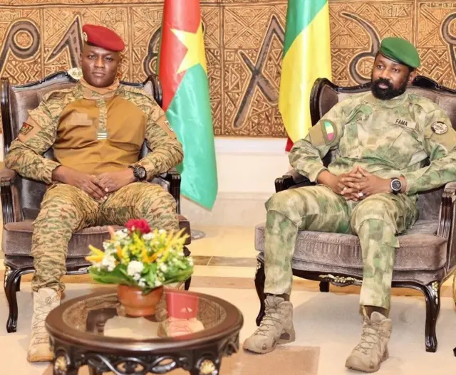 Le président du Burkina Faso, Ibrahim Traore (à gauche), rencontre le président malien, Assimi Goita (à droite), à Bamako, au Mali, le 2 novembre 2022.