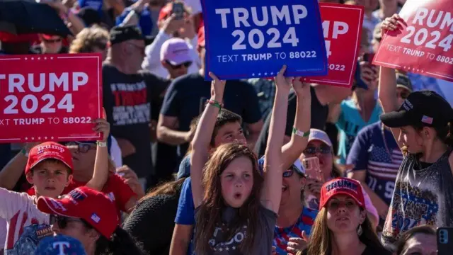 Jovens apoiadores de Trump durante comício do republicano