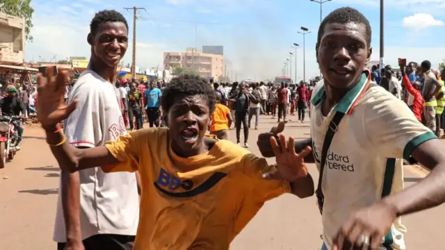 Des citoyens en détresse à Bamako sont montrés en train de crier à la caméra.