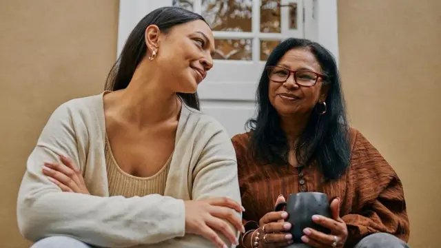 Mãe e filha conversando 