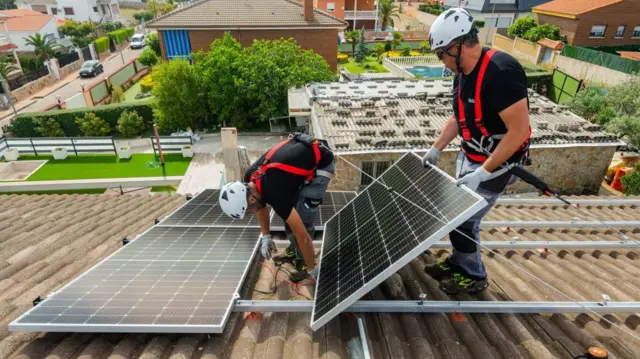 Painéis solares sendo instalados em uma casa em Madri