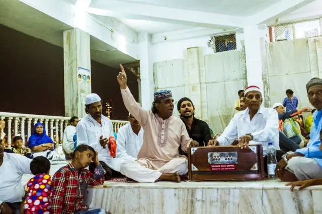 প্রত্যেক কাওয়াল প্রজন্ম থেকে প্রজন্ম ধরে দরগা ও খানকাহের সঙ্গে যুক্ত থাকে