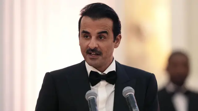  Tamim bin Hamad Al Thani de smoking dando discurso