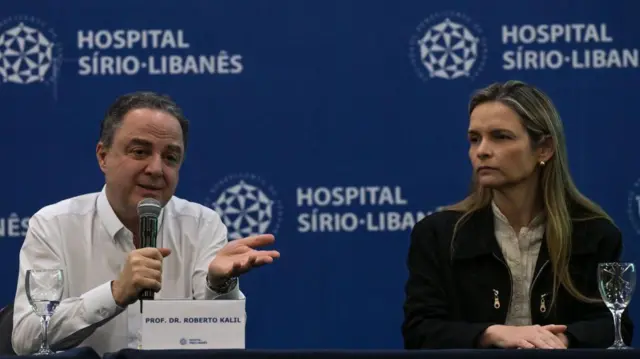 Roberto Kalil fala ao lado de Ana Helena Germoglio durante uma coletiva de imprensa no Hospital Sírio-Libanês onde o presidente do Brasil, Luiz Inácio Lula da Silva, está hospitalizado em São Paulo, Brasil, em 12 de dezembro de 2024