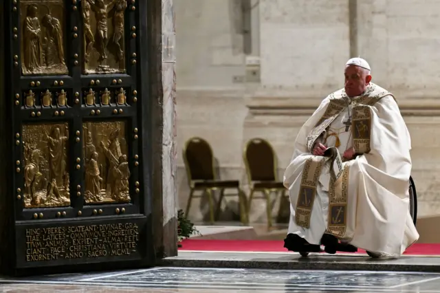 Papa Francisco passando pela porta santa