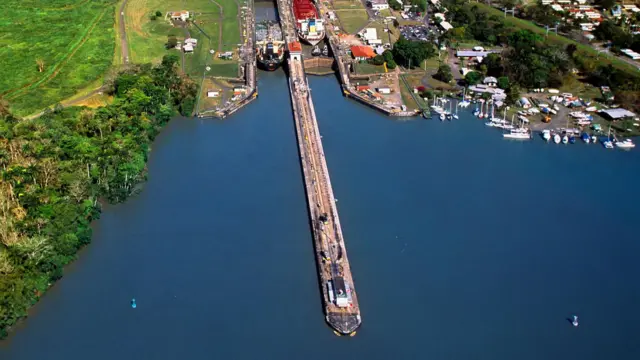 Foto aérea mostra navio passando no Canal de Panamá