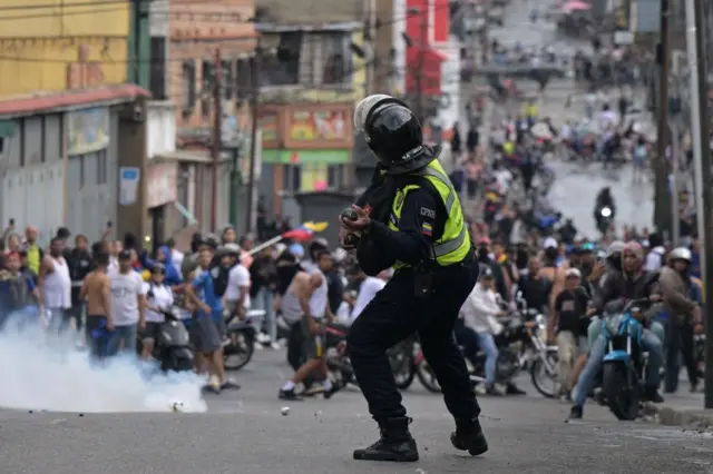 Agente de polícia usou gás lacrimógeno ante manifestantes em Caracas em 29 de julho