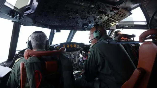 Tripulação em cabine de avião