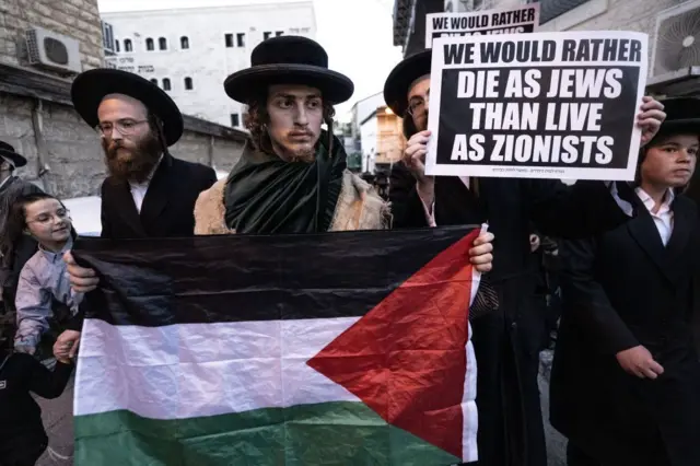 Ultraortodoxos antissionistas protestando com a bandeira palestina