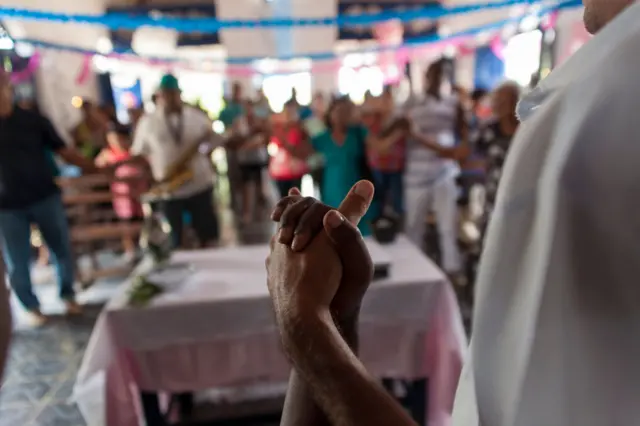 Celebração religiosa no quilombo Itamatatiua, em Alcântara, no Maranhão