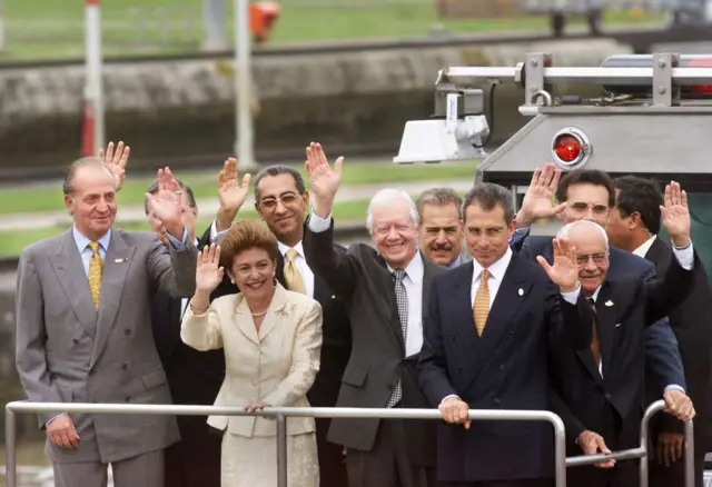 A então presidente do Panamá, Mireya Moscoso, e o ex-presidente americano Jimmy Carter, no centro da imagem, no dia da transferência definitiva 