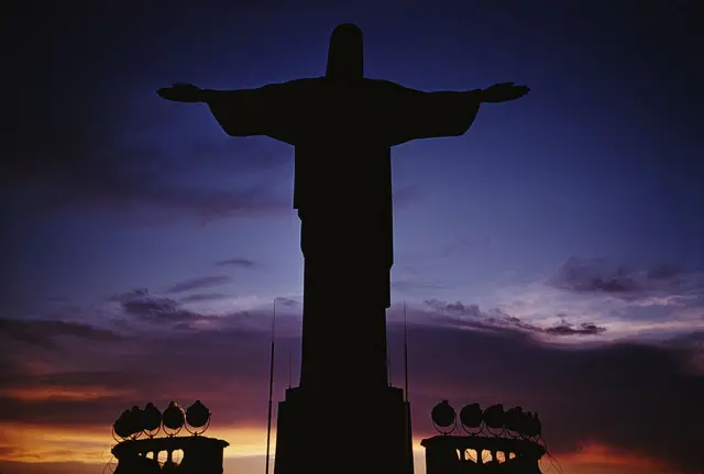 Foto do cristo redentor contra a luz