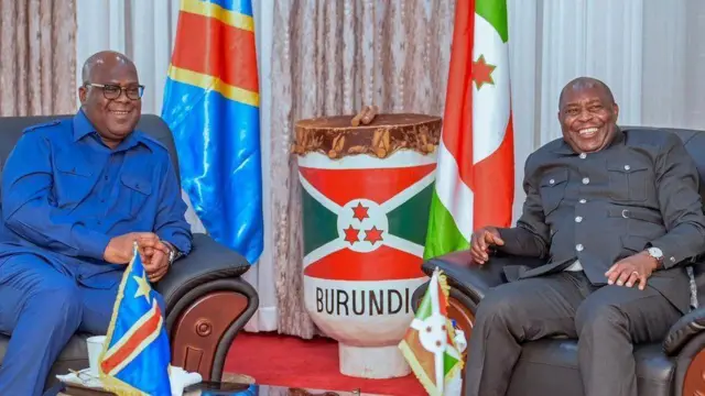 Perezida wa DRC Félix Tshisekedi na Perezida Évariste Ndayishimiye w'u Burundi bicaye mu ntebe z'imisego baseka, bareba muri 'camera'. Ifoto yo ku cyumweru, ku itariki ya 22 Ukuboza (12) mu mwaka wa 2024