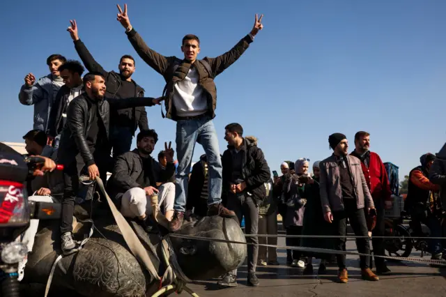 Pessoas comemorando na Praça Umayyad, na Síria