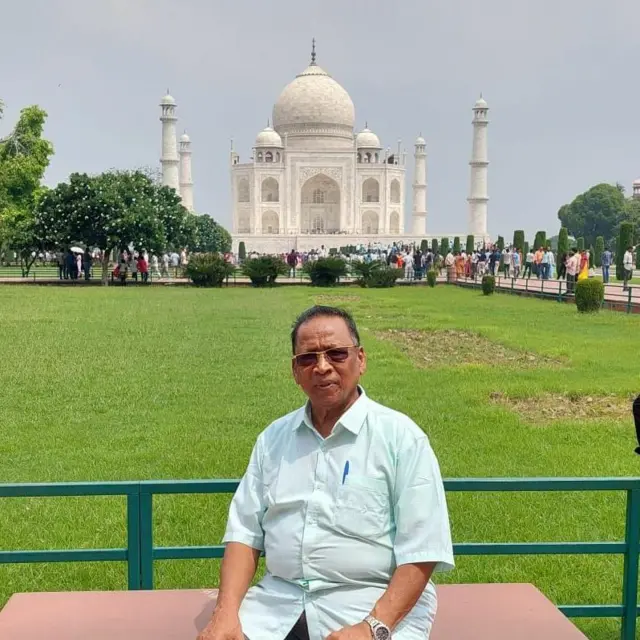 Padre Jesudhas com Taj Mahal ao fundo