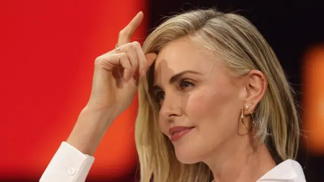 Charlize Theron em foto de perfil durante um evento