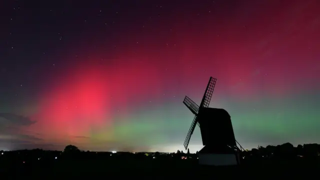 A aurora boreal ilumina o céu noturno sobre Pitstone Windmill, em Buckinghamshira 