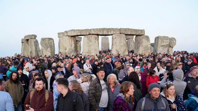 Multidão em Stonehenge durante o solstício de verão