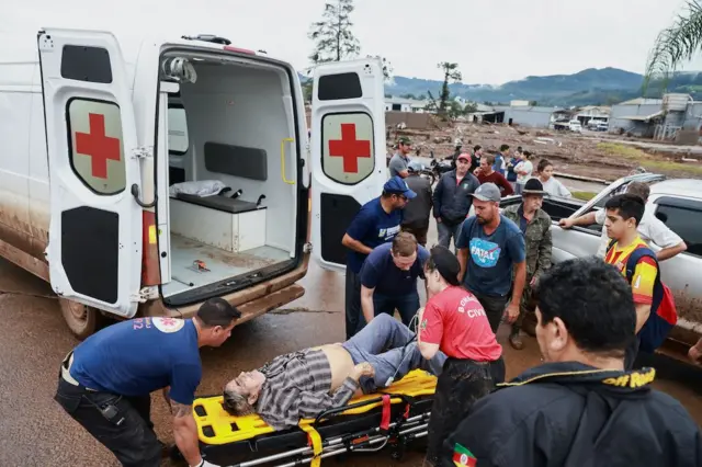 Homem resgatado por ambulância