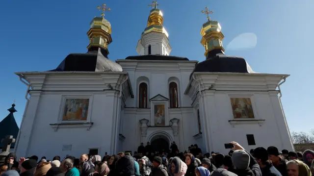 Прихожане УПЦ около Киево-Печерской лавры