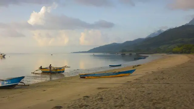 A ilha de Ataúro, em Timor Leste. Ao fundo, o monte Manucoco.