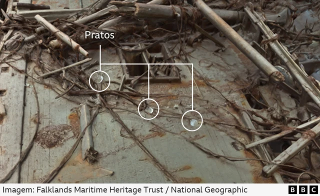 Pratos utilizados pela tripulação do Endurance nas refeições, entre os restos do navio.