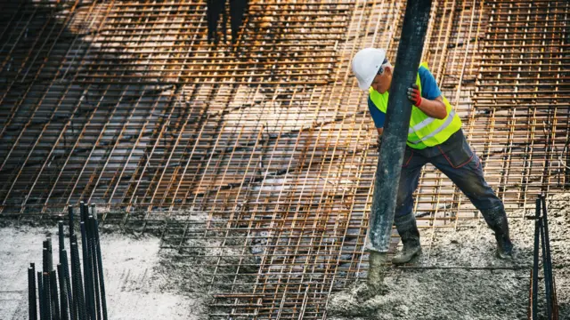 Construtor trabalhando em obra de fundação