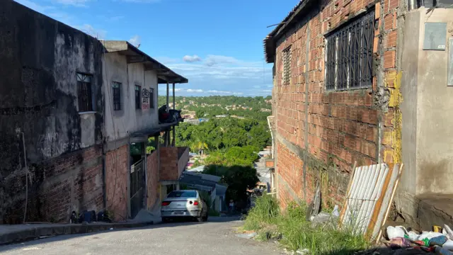 Descida para um fundo de vale na Cidade de Deus, com grande desnível