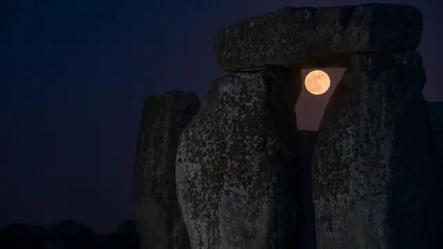 Noite com parte de Stonehenge e da Lua visíveis