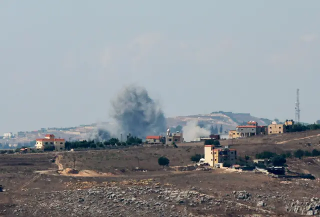 Fumaça se ergue sobre Nabatieh, enquanto continuam as hostilidades transfronteiriças entre o Hezbollah e as forças israelenses, vista a partir de Marjayoun, próxima à fronteira com Israel