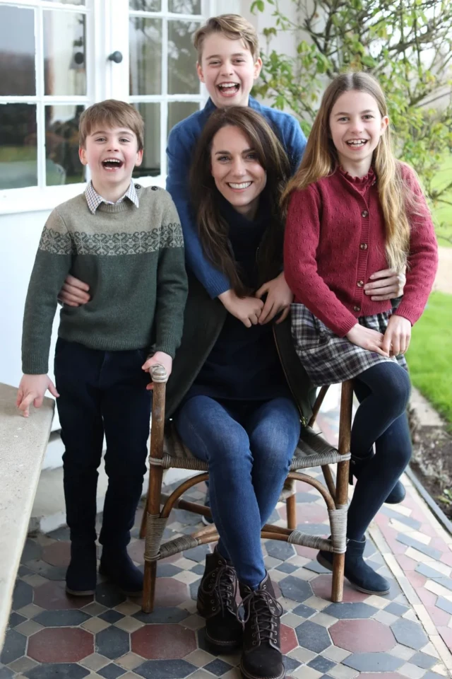 Imagem de Kate com os três filhos