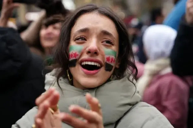 Mulher com bandeira síria pintada no rosto