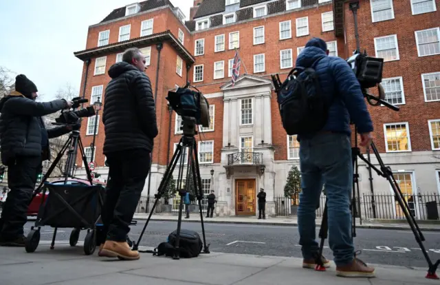 Câmaras em frente ao hospital em Londres onde Kate foi internada 