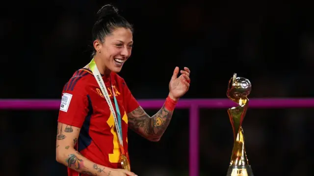 Jennifer Hermoso, da Espanha, comemora com o troféu durante a Copa do Mundo Feminina da FIFA