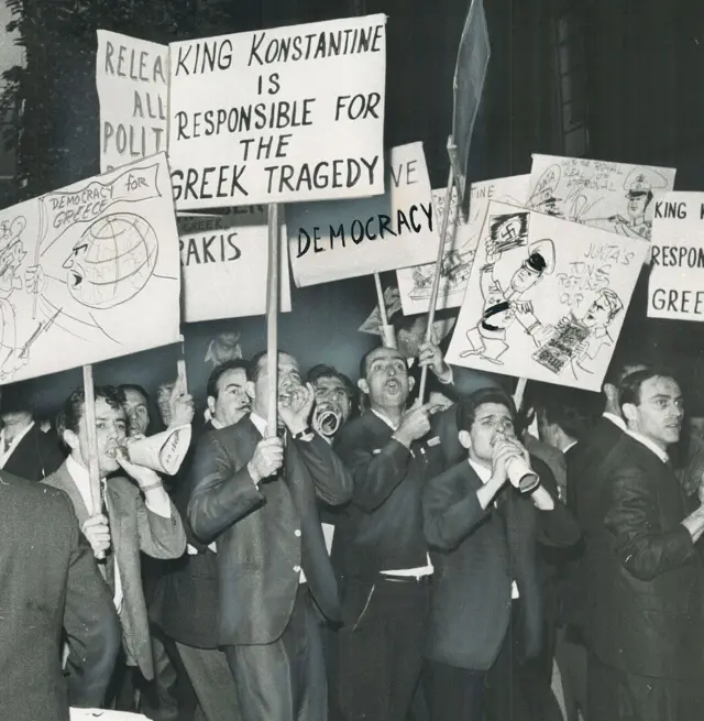 Homens protestando com cartazes em 1967