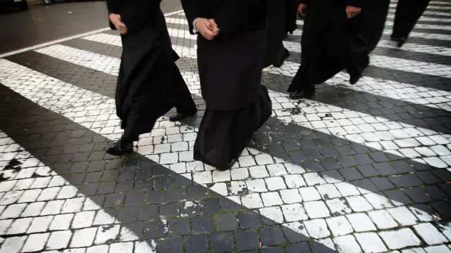 Padres atravessando a rua